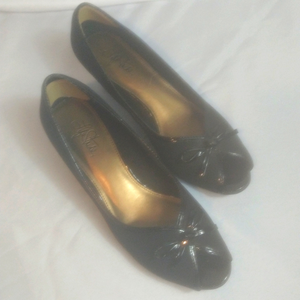 Life stride size 10 black women's low heel dress shoe